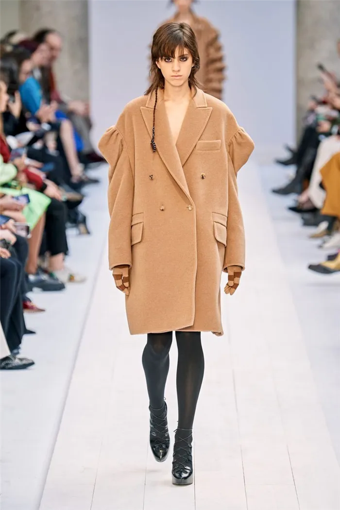Самый модный фасон осень-зима 2020-2021 - пальто-пиджак с объемными плечами из коллекции Max Mara