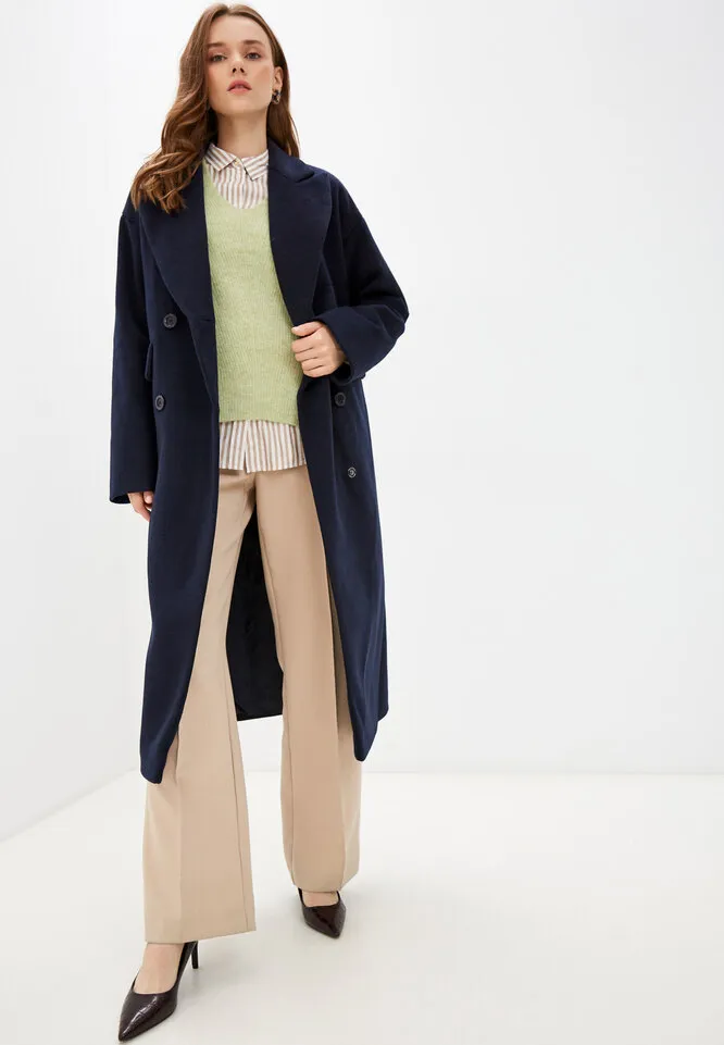 Приверженки классики выберут стильное женское пальто длины миди