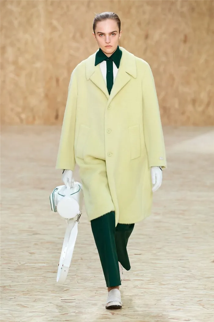 Самый модный цвет - яркое желтое-зеленое пальто из коллекции Lacoste