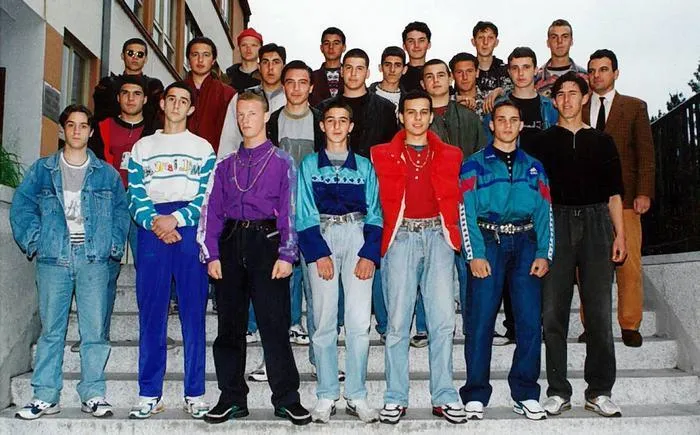 Мы одевались, как могли (реальные фото) мужская мода 90-х, так выглядели люди каких то 30 лет назад, найди себя на фото Одежда россиян в лихие 90-е года, что было модно. Малиновые пиджаки, спортивные штаны со свитером и туфли со спортивками. Зарождение субкультур: рэперы, панки и другие