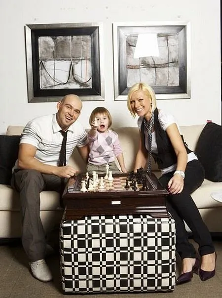 Ведущая Аврора с семьей: с мужем Алексеем Трейманом и дочкой