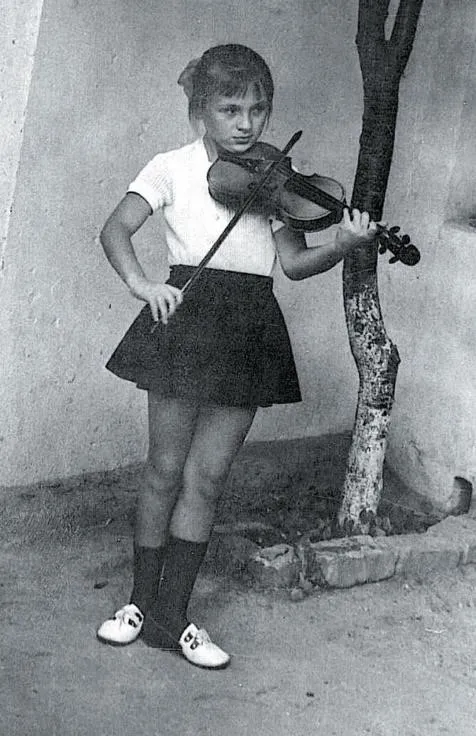 Очень юная Валя играет на скрипке