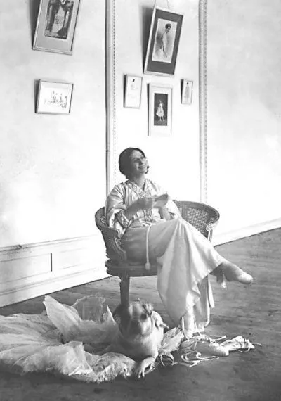 Анна Павлова в репетиционном зале своей квартиры на Офицерской улице. 1906 г.
