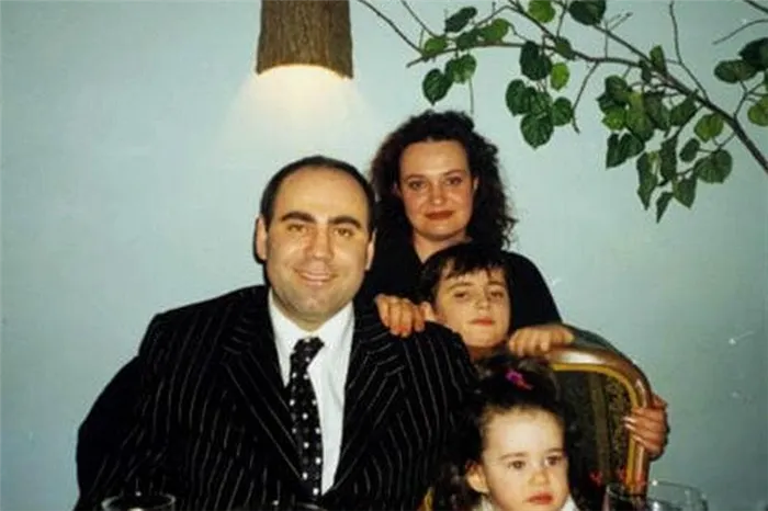 Елена Пригожина и Иосиф Пригожин с детьми
