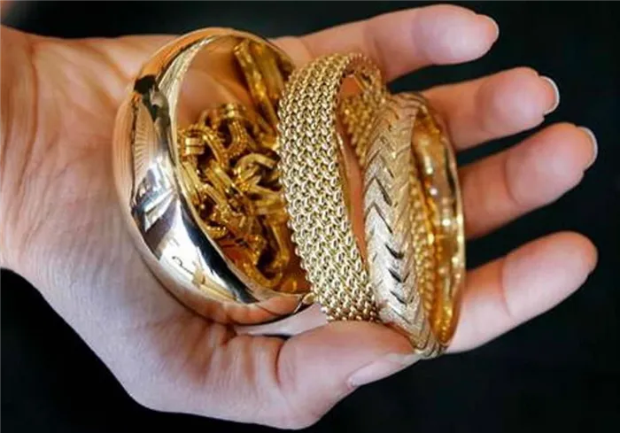 Золотые украшения в руках