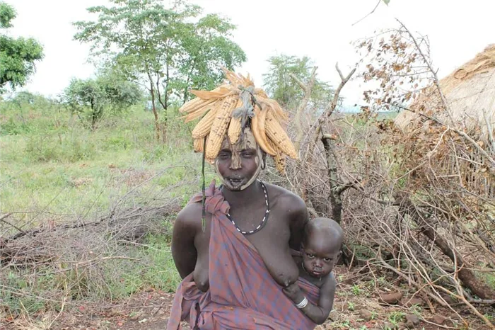 Африканская женщина с младенцем