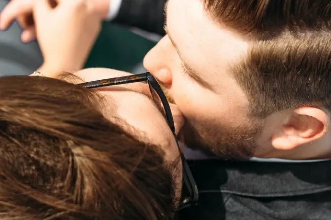 Как научиться целоваться в первый раз с парнем