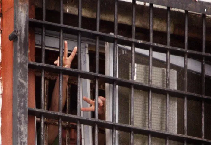 Заключенные показывают жест 