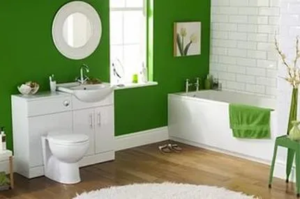Зеленая ванная комната с белыми аксессуарами