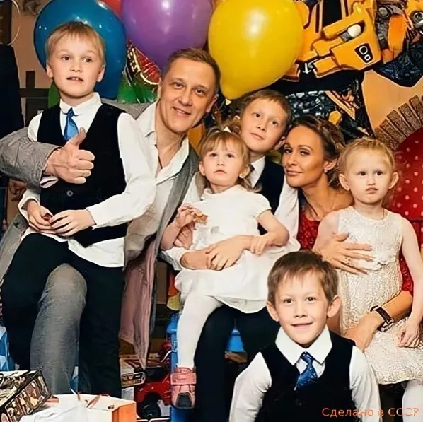 Сергей Горобченко и Полина Невзорова с детьми