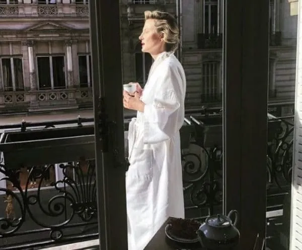 Рената Литвинова на балконе своей квартиры во Франции