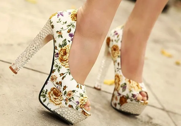 Цветочные мотивы в дамских туфельках актуальны как никогда.