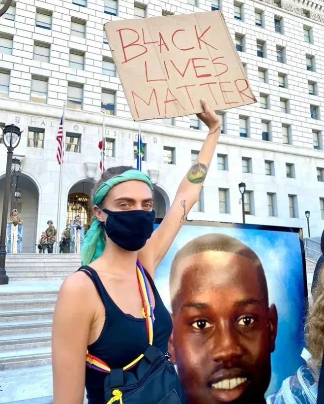 Cara Delevingne в протестной акции в Лос-Анджелесе.