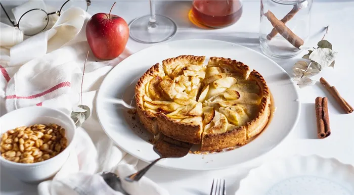Классическая с яблоками и не только: 8 вкусных и необычных рецептов шарлотки