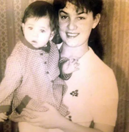 Юлия Снигирь в детстве с мамой