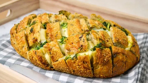 Хлеб, запечённый с сыром и зеленью