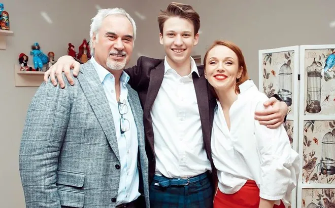 Альбина Джанабаева с мужем и сыном