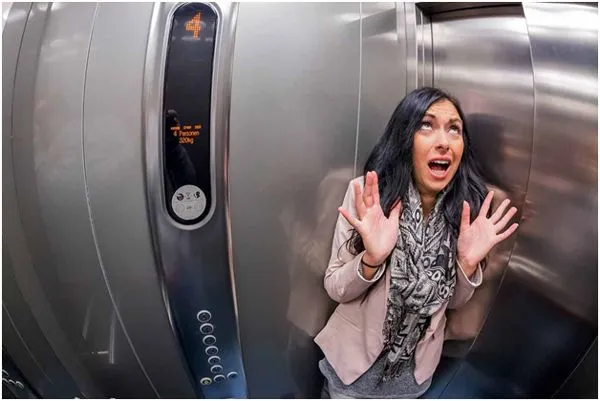 паника у девушки в лифте