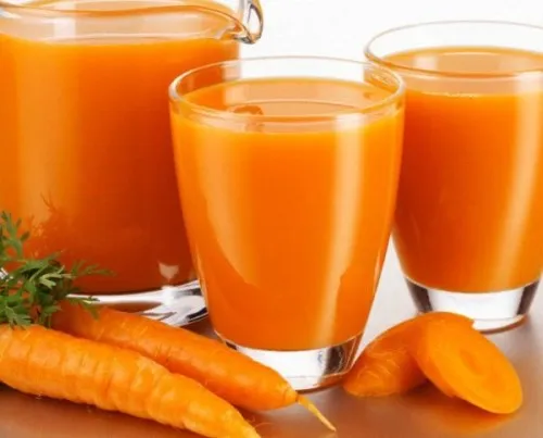 Морковный сок помогает обрести золотистый оттенок