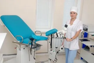 Осмотр гинеколог проводит на специальном кресле