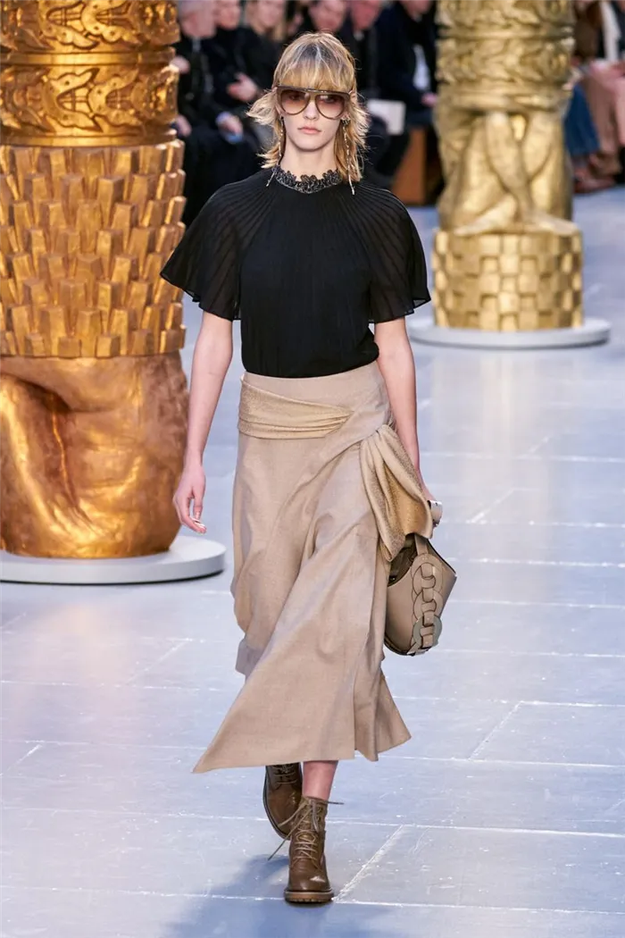 Модная блузка из коллекции осень-зима 2020-2021 Chloé