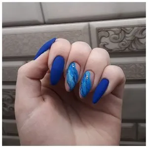 Длинные синие ногти с дизайном в морском стиле
