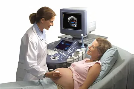 беременная со снимком УЗИ