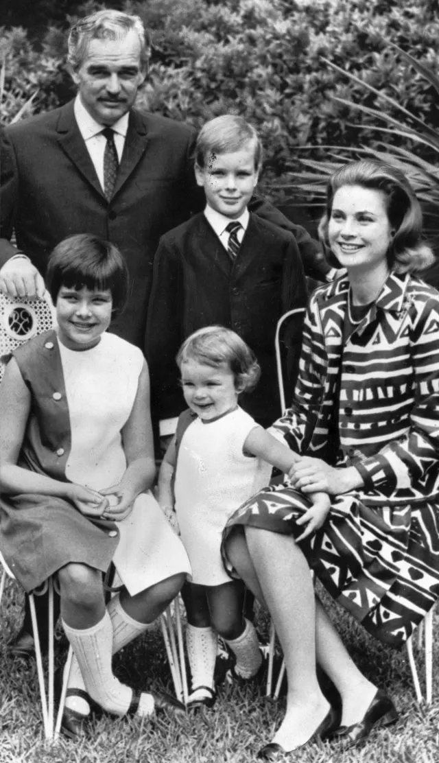 Грейс Келли и Ренье III с детьми: Каролиной Маргаритой Луизой, Альбером II, правящим князем Монако, и Стефанией Марией Елизаветой. 1967