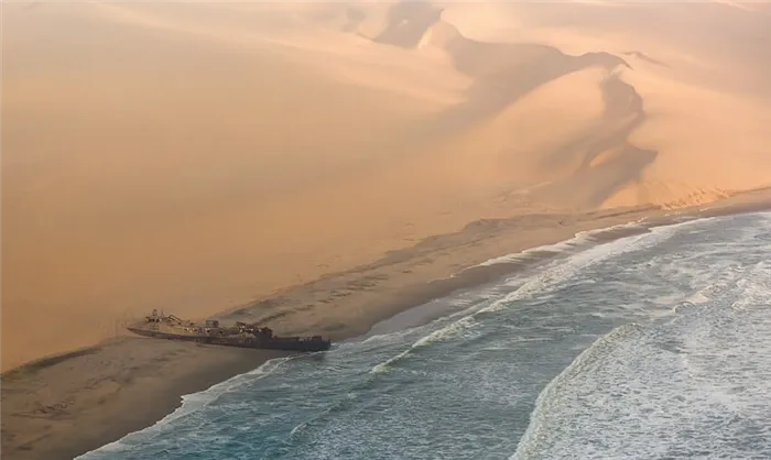 Корабль у берегов пустыни Намиб