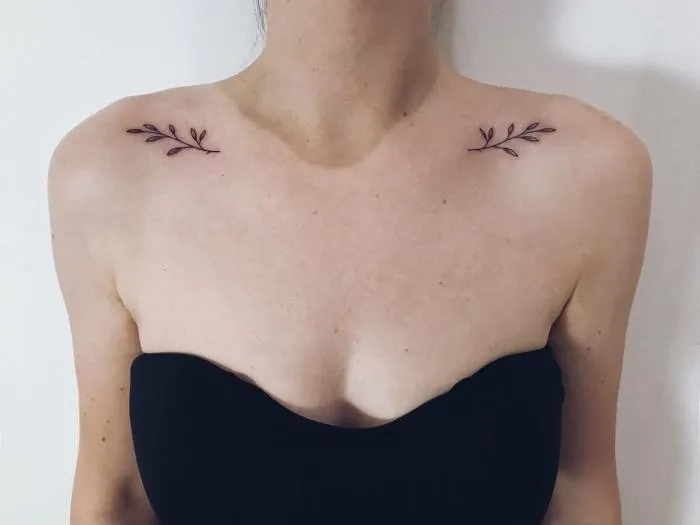 женские татуировки на ключице в виде цветов