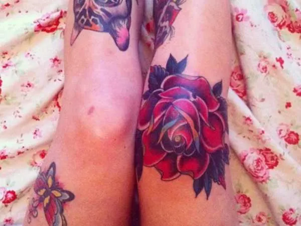 цветное тату цветок на коленке женское