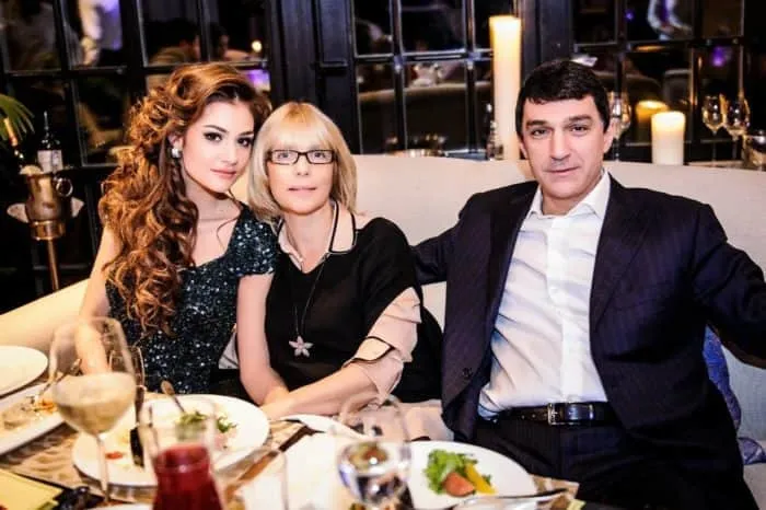 Вера Глаголева с мужем и дочерью