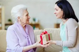 Что подарить бабушке на 75 лет 8