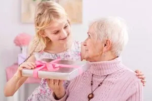 Что подарить бабушке на 75 лет 4