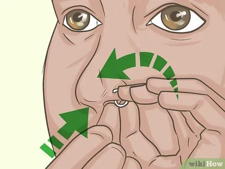 Изображение с названием Change a Nose Piercing Step 11
