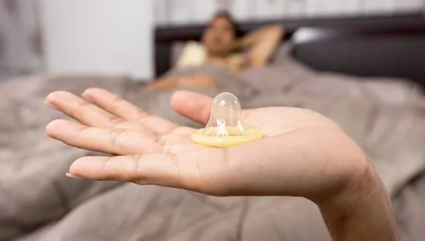 презерватив на ладошке