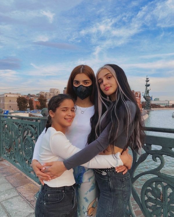 Дина Саева с сестрами