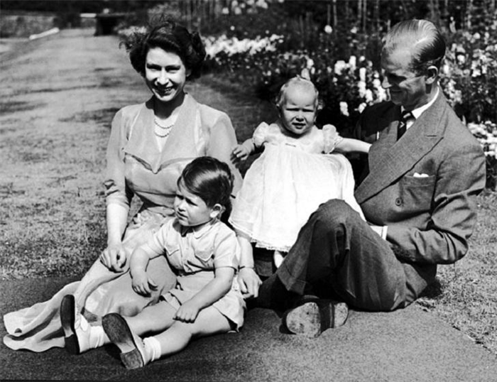 Елизавета II и принц Филипп с детьми