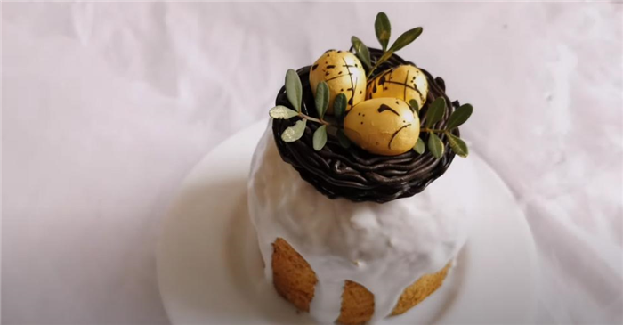 Пасхальный кулич с шоколадным гнездом и пасхальными яйцами