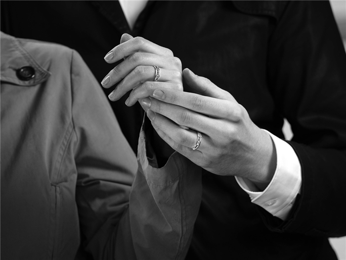 Обручальное кольцо на левой руке