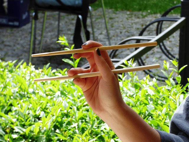 Как правильно пользоваться палочками для суши