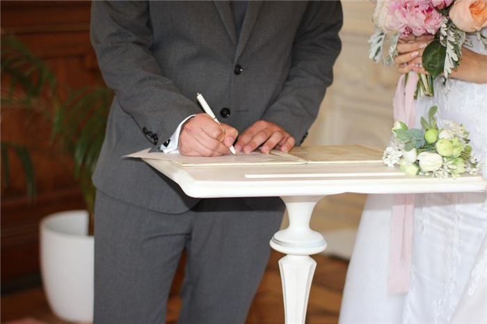 Мужчина подписывает свидетельство о браке