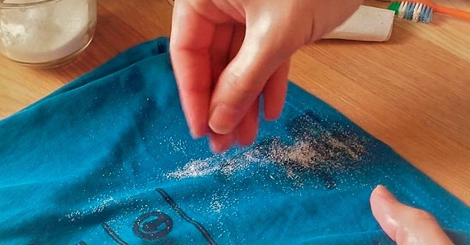 Обработайте пятно солью