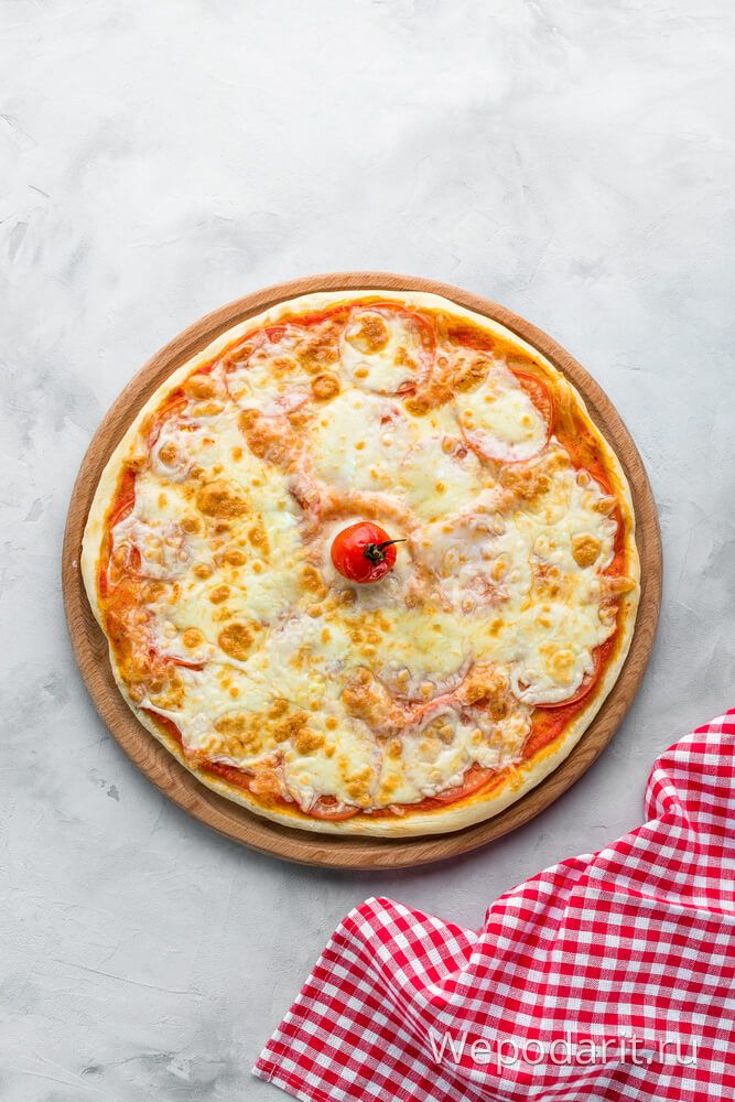 пицца с помидорами и сыром