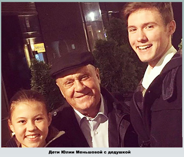 Отец Юлии - знаменитый режиссер Владимир Меншова со своими внуками