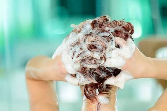 как мыть волосы шампунем