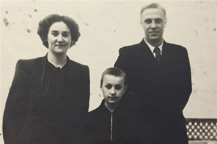 Анатолий Васильев с родителями