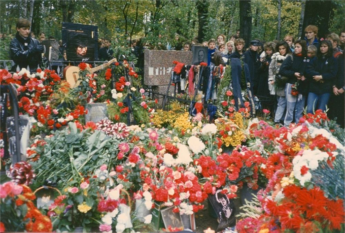 На похороны певицы на Богословском кладбище в Ленинграде пришли тысячи человек