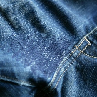 Как зашить дырку на джинсах между штанинами