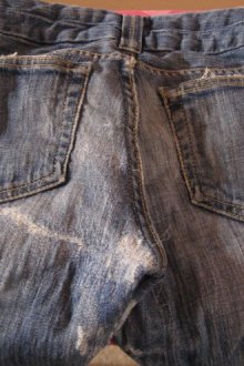 Как зашить дырку на джинсах между штанинами